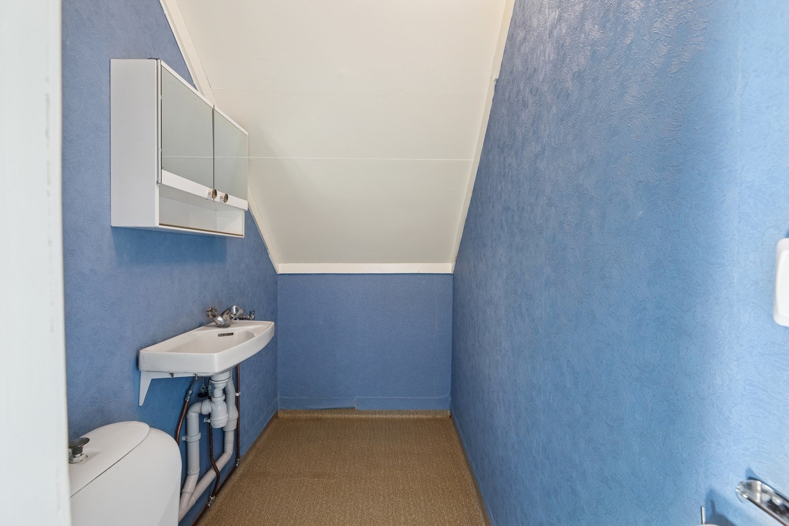 Toalettrom med servant og gulvmontert wc. Galleribilde