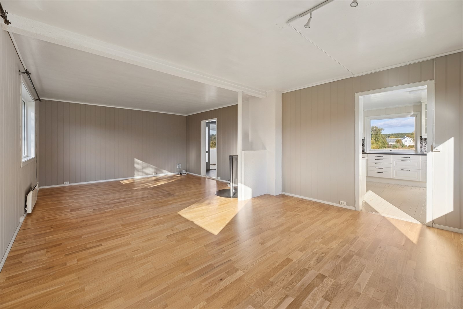 Store vindusflater som lar dagslyset flyte fritt. Galleribilde