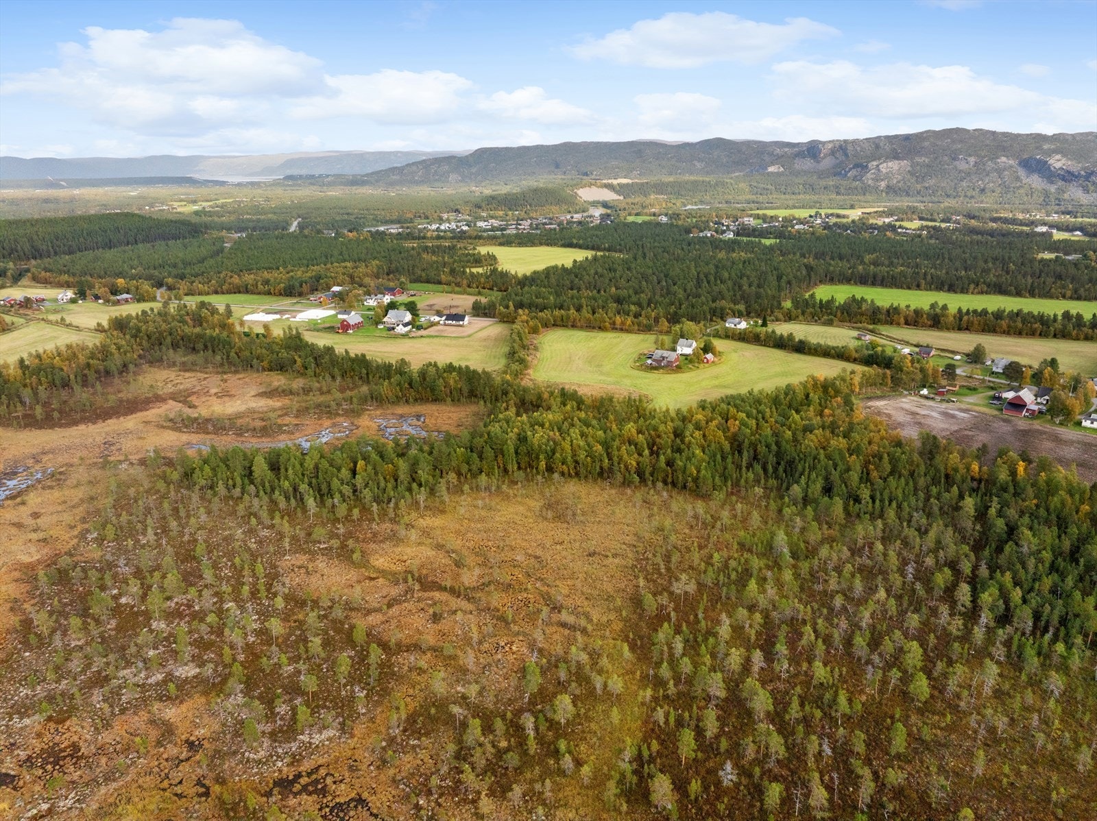 Det er ca. 2,5 km til skole, 6 km inn til Bossekop handelsområde og ca. 9 km til Alta sentrum. I Alta finnes et moderne badeland, nyere kino og bibliotek, bowlinghall, flere treningssentre, idrettshaller, samt konsertsaler og kunstgalleri. Galleribilde