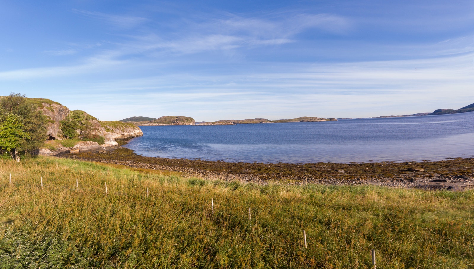 Tidligere bosetting var plassert i le av Havsteinvika omtrent midt på øya Galleribilde