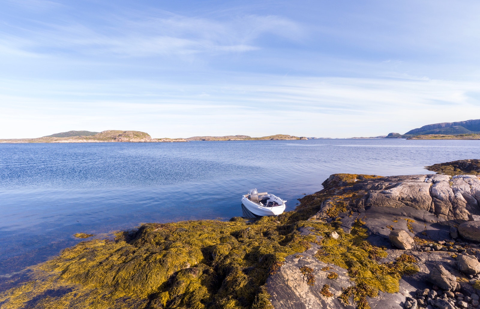 Øya ligger fritt og usjenert til, men med kort båttur til fastlandet og nærliggende lokalsamfunn i Flatanger Galleribilde