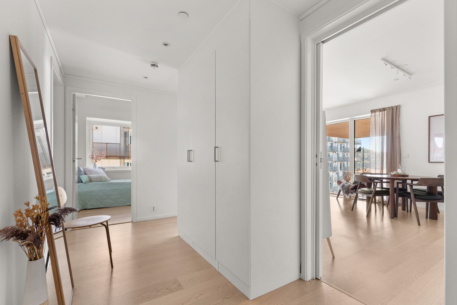 Entréen fungerer som et bindeledd til leilighetens øvrige rom. Galleribilde