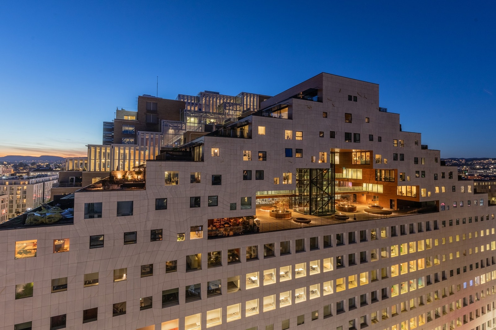 Sameiet består av bolig, næring og kontor (DNB), hvor DNB har 80-85 % av eierbrøken. Dette gir boligeierne en gunstig kostnadsfordeling ved større vedlikeholdsarbeider og investeringer i felles bygningsmessige infastrukturer. Galleribilde