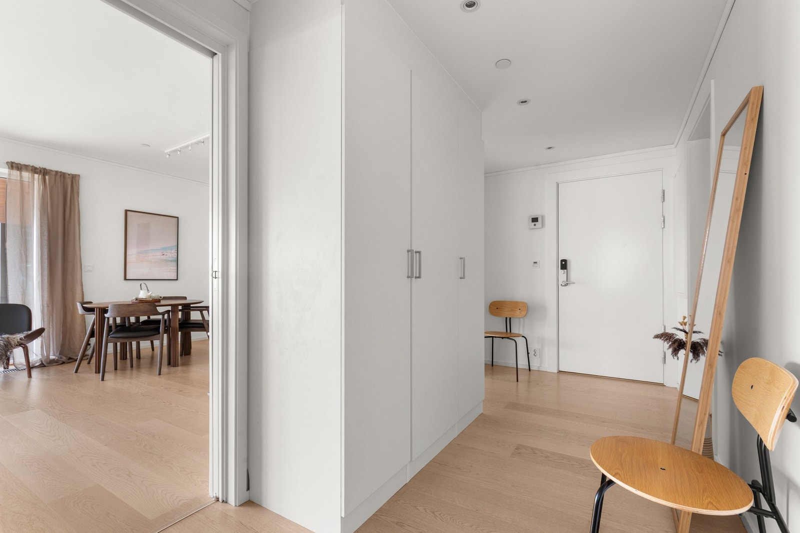 Romslig entré med god oppbevaringsplass. Galleribilde