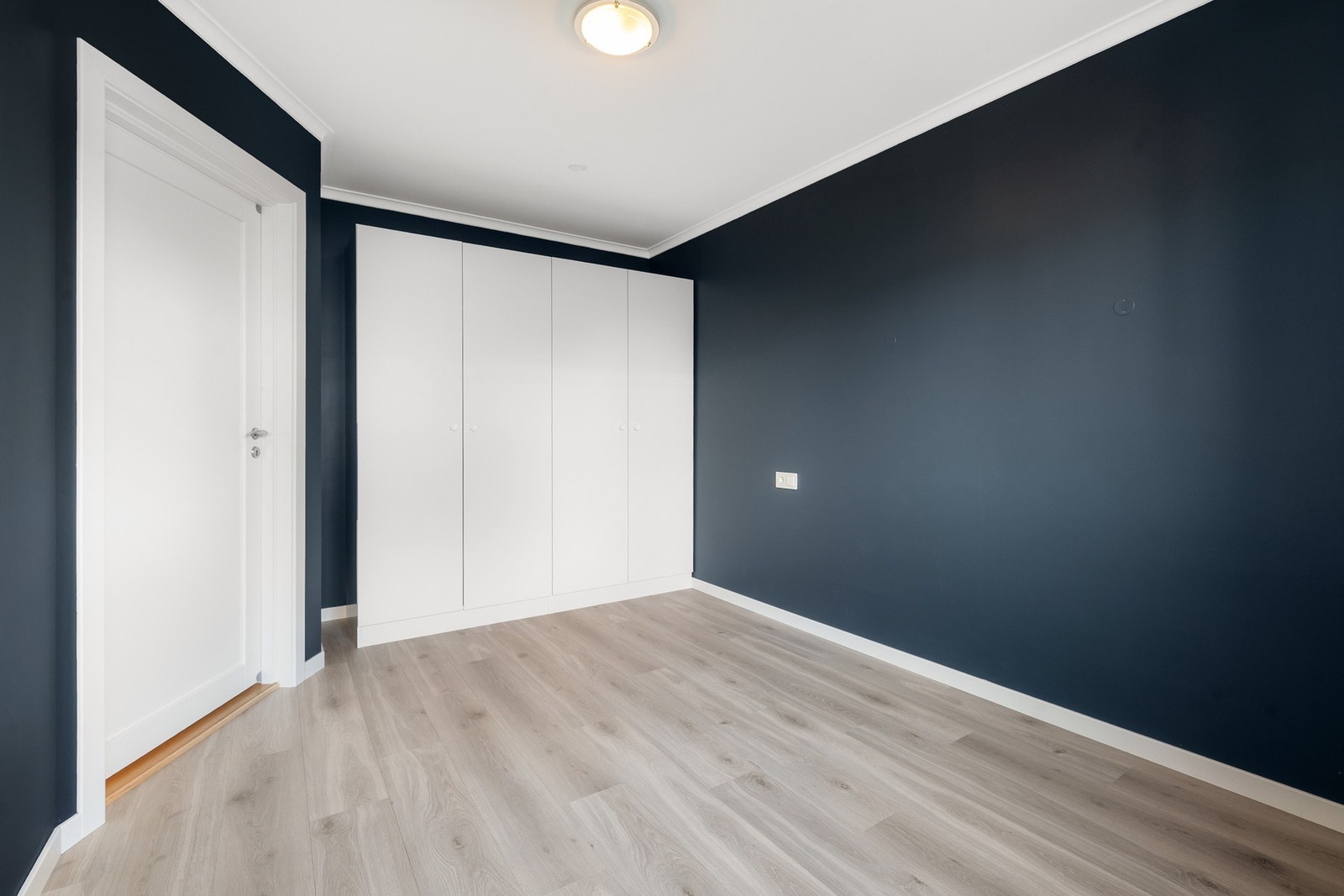 Hovedsoverommet har godt med skapplass. Galleribilde