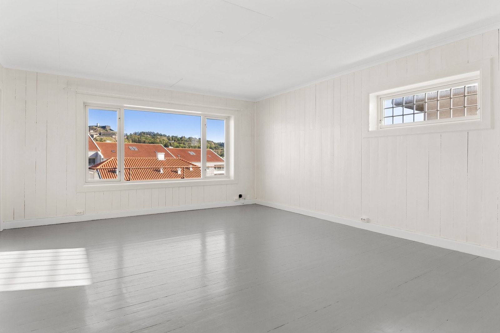 Leiligheten har stuer, dette er dagligstuen med stort vindu. Galleribilde