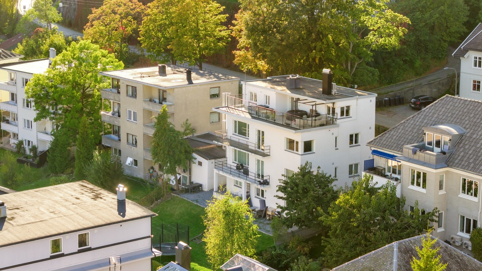 Stilig funkisgård fra 30-tallet beliggende med gangavstand til alle byens fasiliteter. Galleribilde