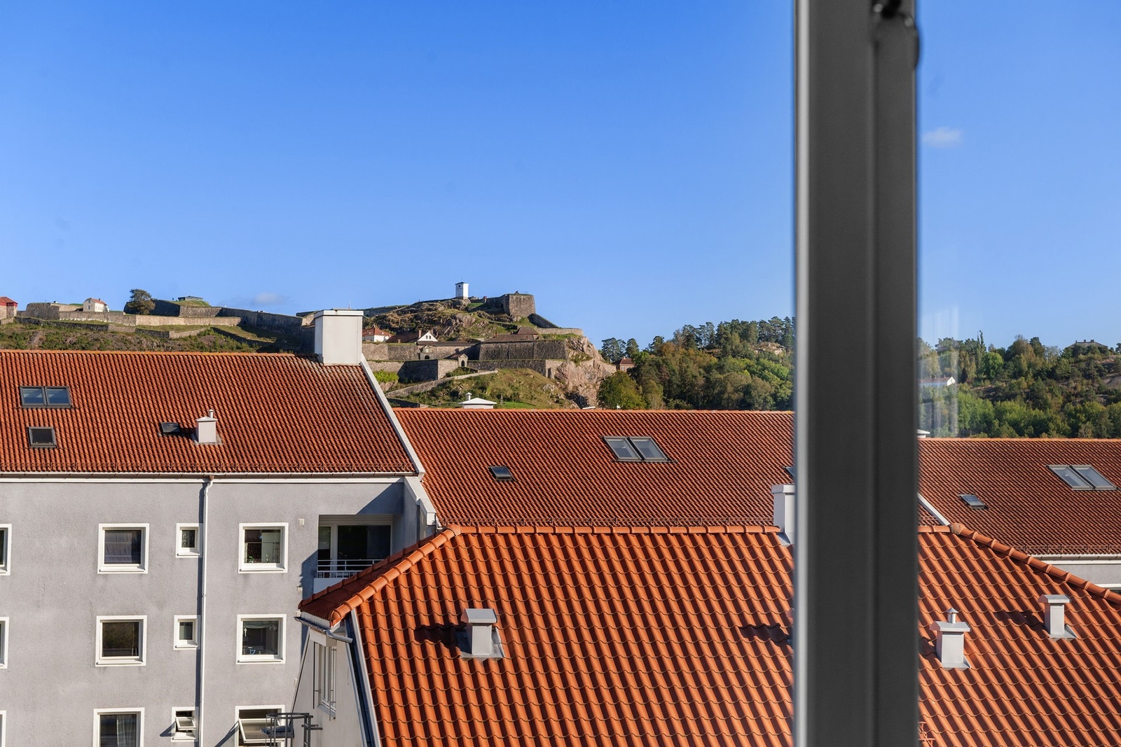 Utsikt mot Fredriksten festning. Galleribilde