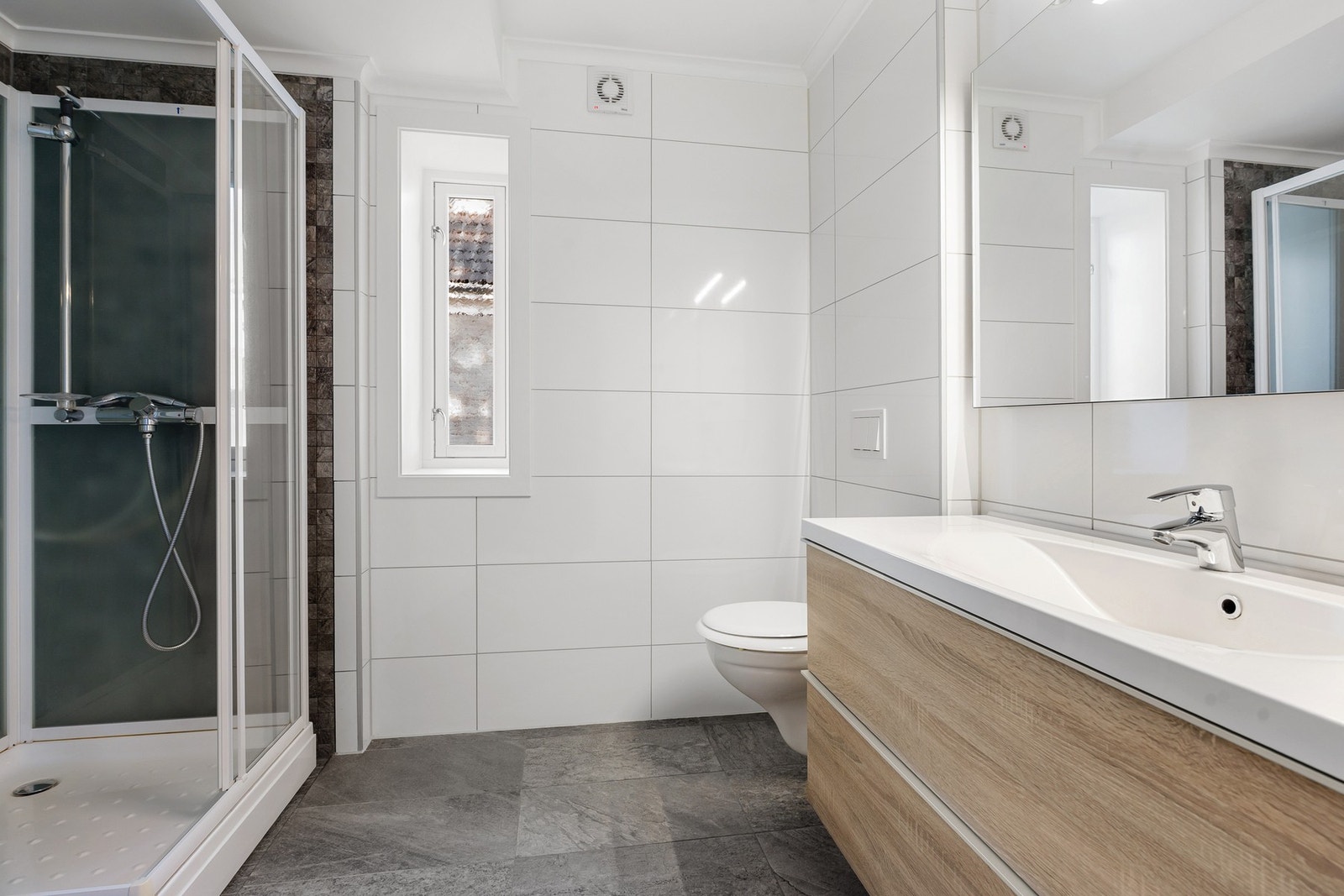 Nytt bad med tidløse fliser og lekker innredning. Galleribilde