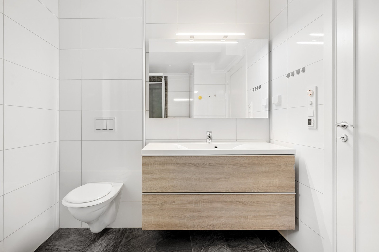 Nytt bad med tidløse fliser og lekker innredning. Galleribilde