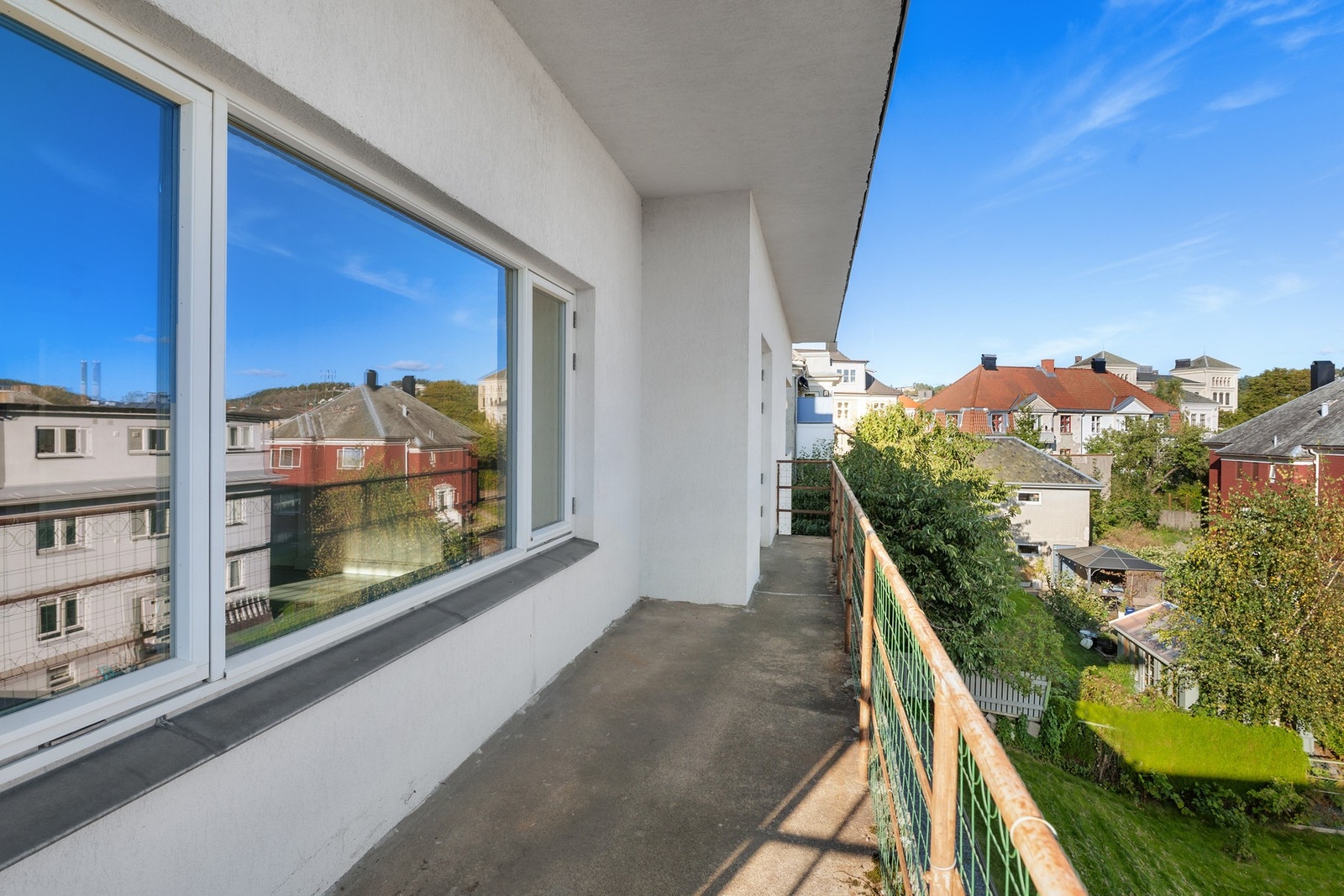 Det er godt med sol fra tidlig morgen til ut på dagen på verandaen. Galleribilde