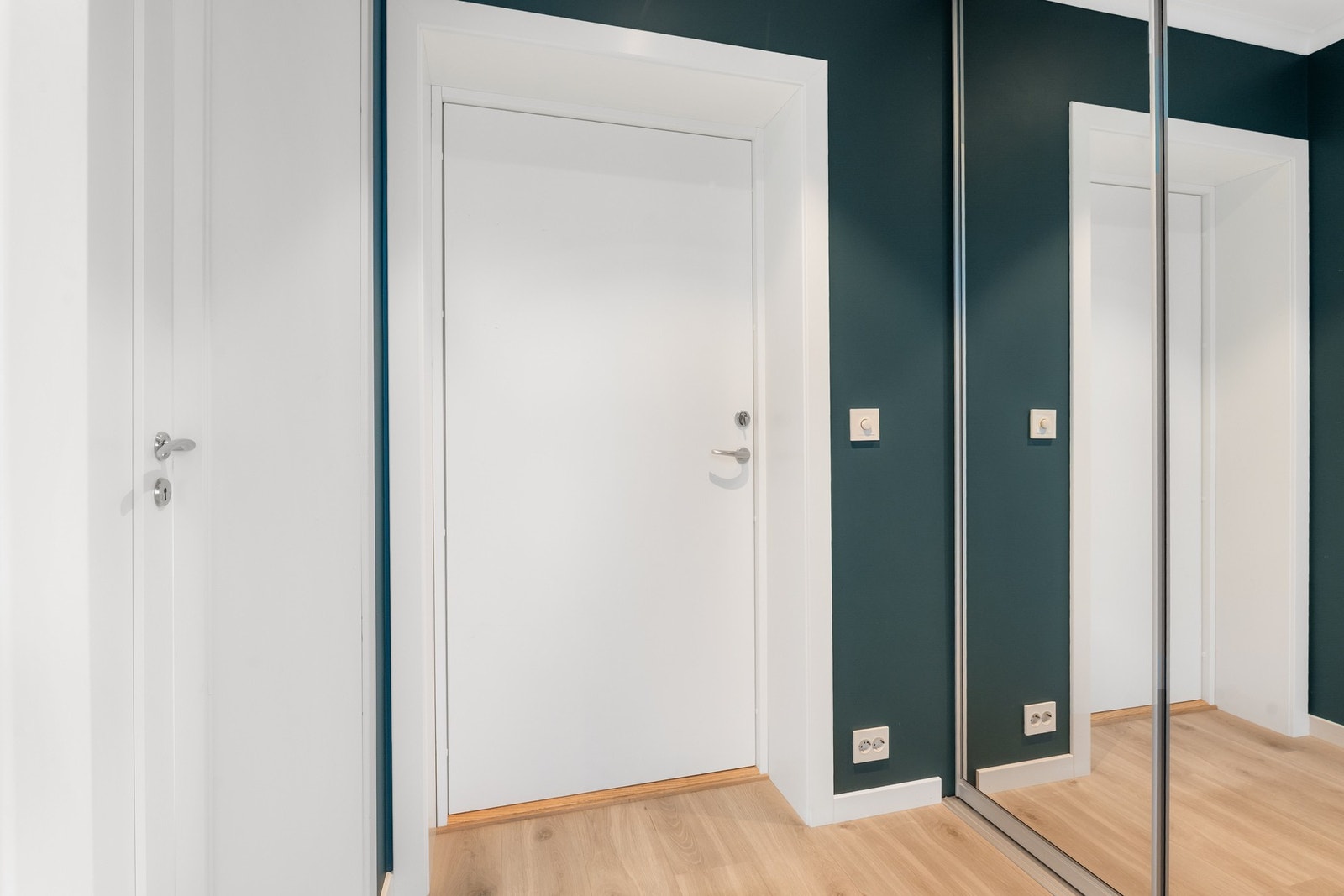 Gangen har skyvedørs garderobe med god lagringsplass. Galleribilde