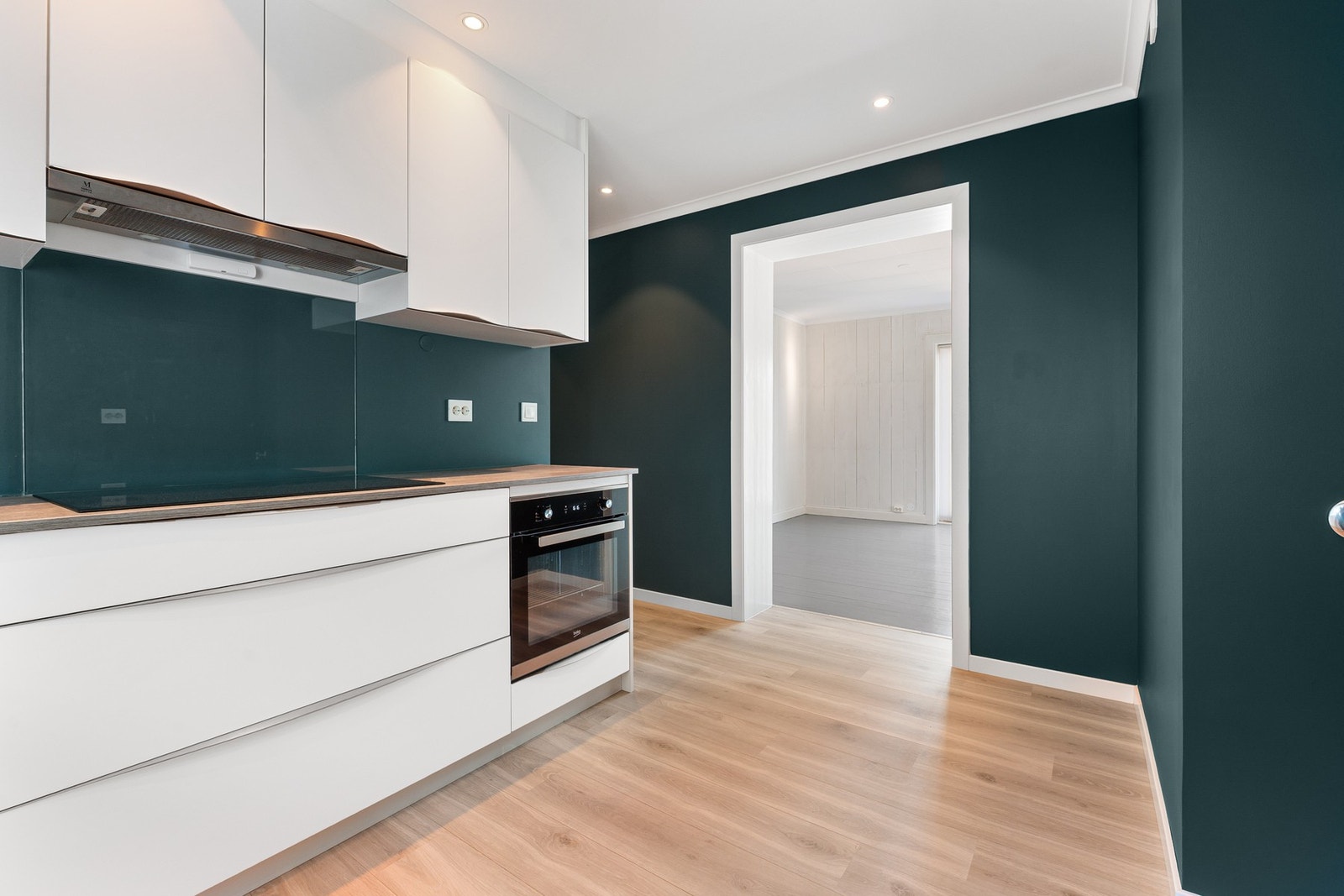 Fra kjøkkenet er det inngang til spisestue og videre inn til soveromsavdelingen. Galleribilde