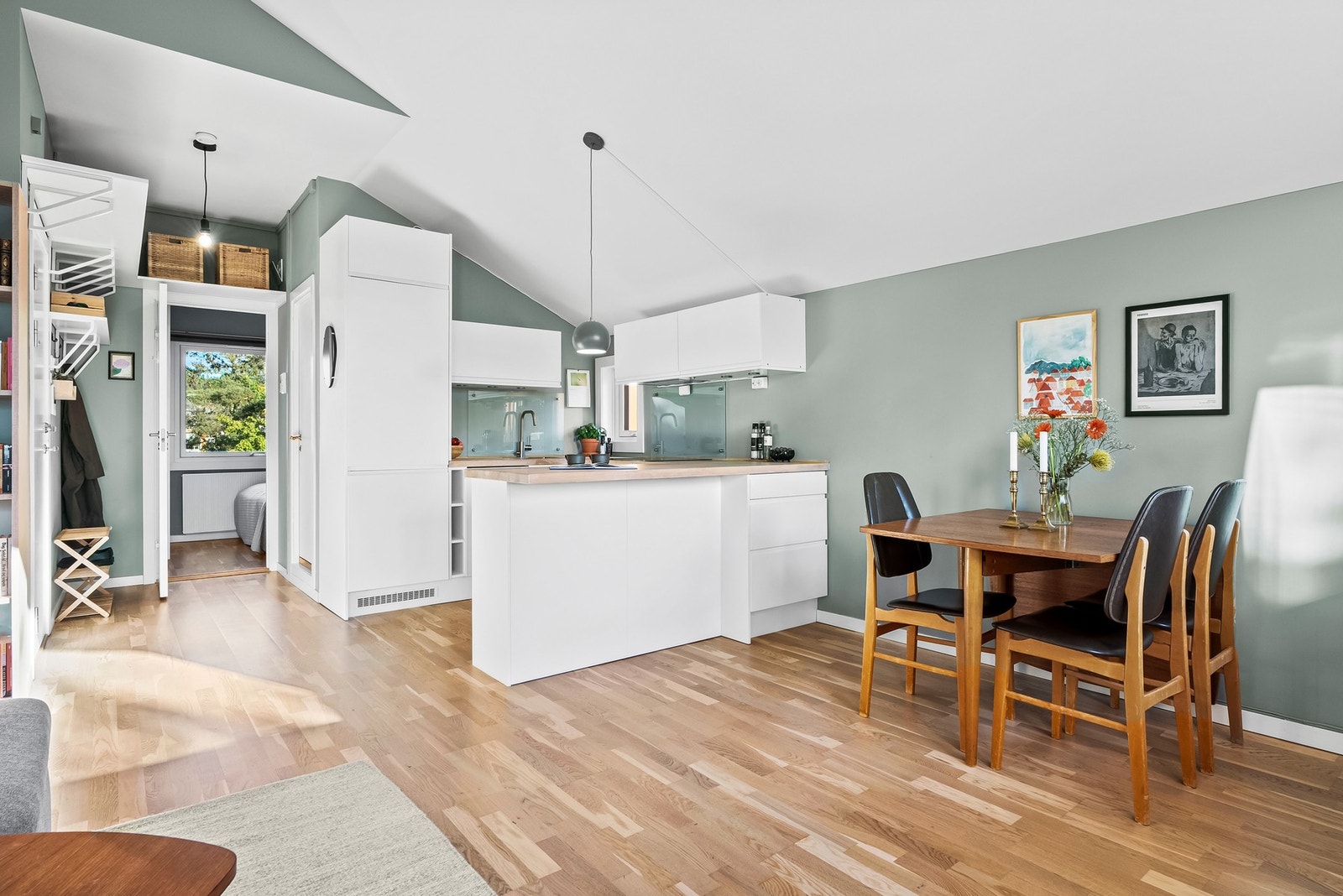 Det passer utmerket å innrede med et spisebord i sonen mellom stuen og kjøkkenet. Galleribilde