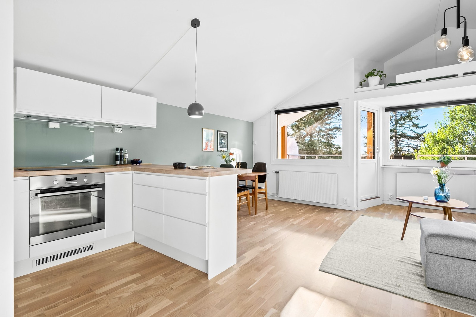 Kjøkkenet har et stilrent og pent design med gode benkeflater og rikelig med oppbevaringsplass. Galleribilde