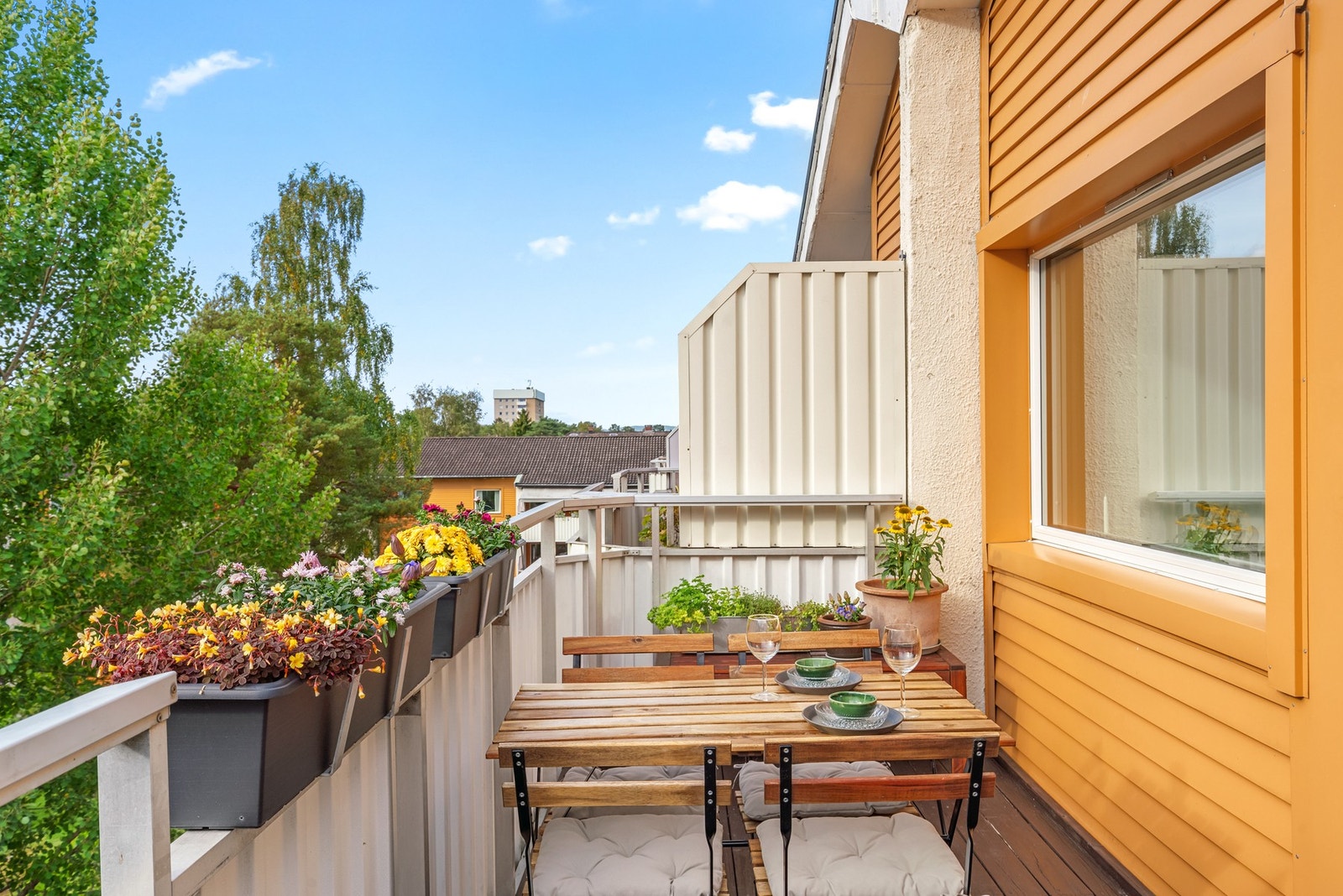 Perfekt uteplass for morgenkaffen eller en rolig kveld i solen. På balkongene er det tillat med elektrisk- eller gassgrill. Galleribilde