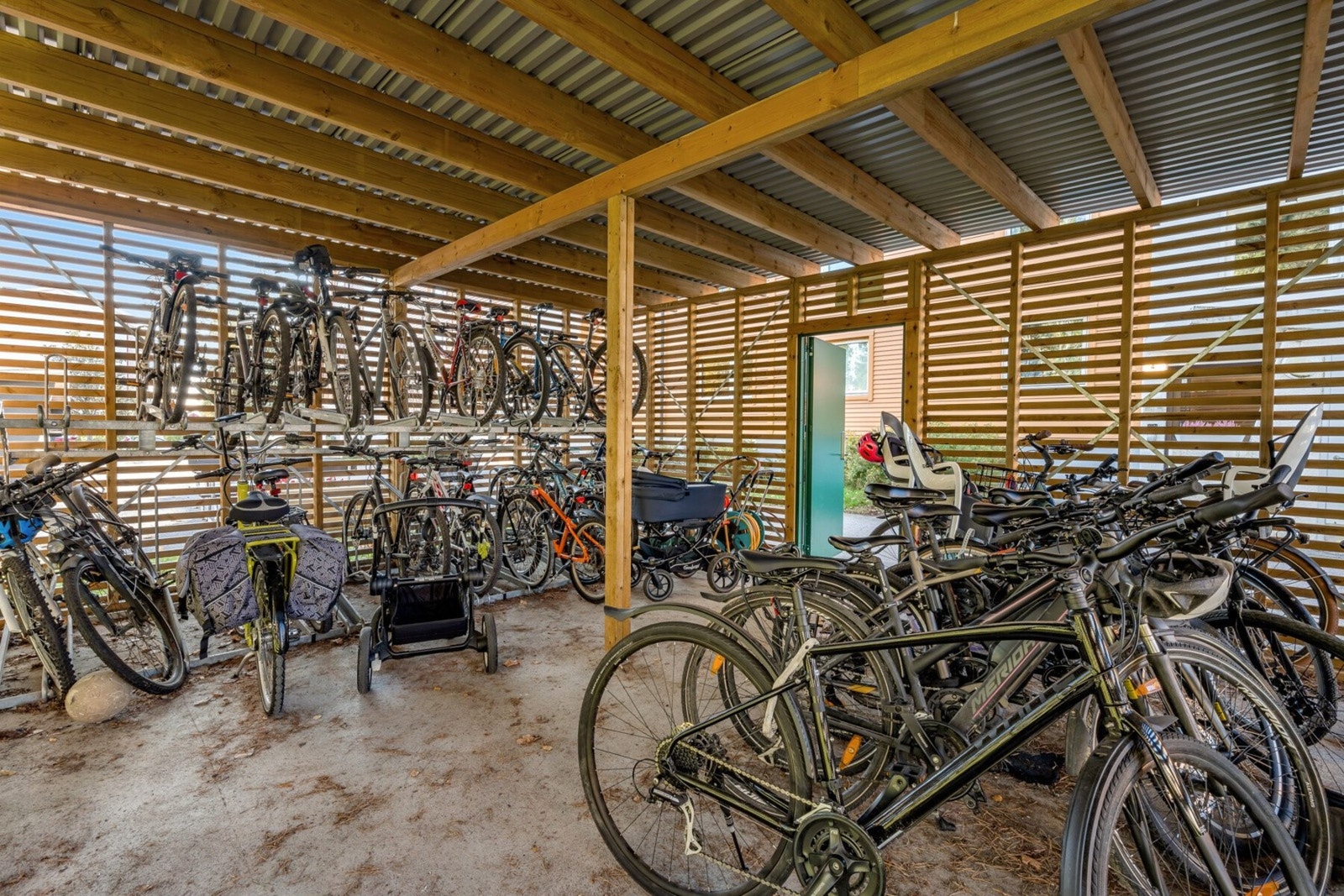 Beboere har tilgangs på felles sykkelparkering. Det er også fellesvaskeri som man har tilgang til. Galleribilde