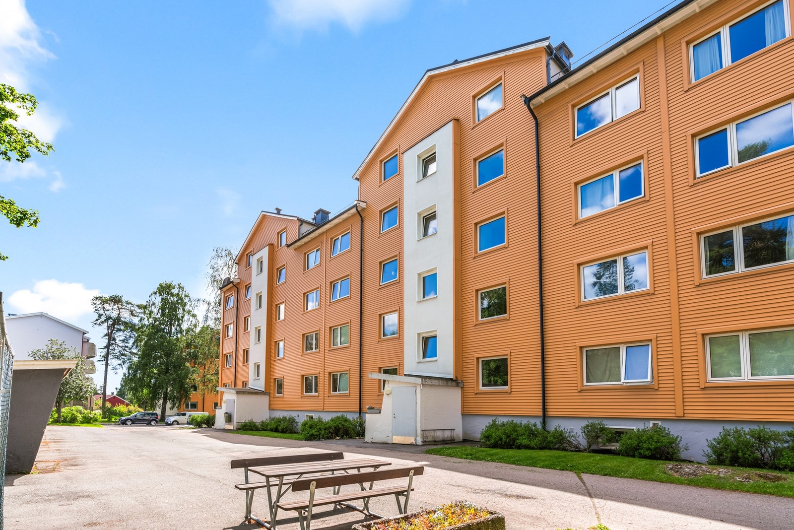 Borettslaget har asfalterte internveier, og er opparbeidet med flere sittegrupper for felles anvendelse. Galleribilde