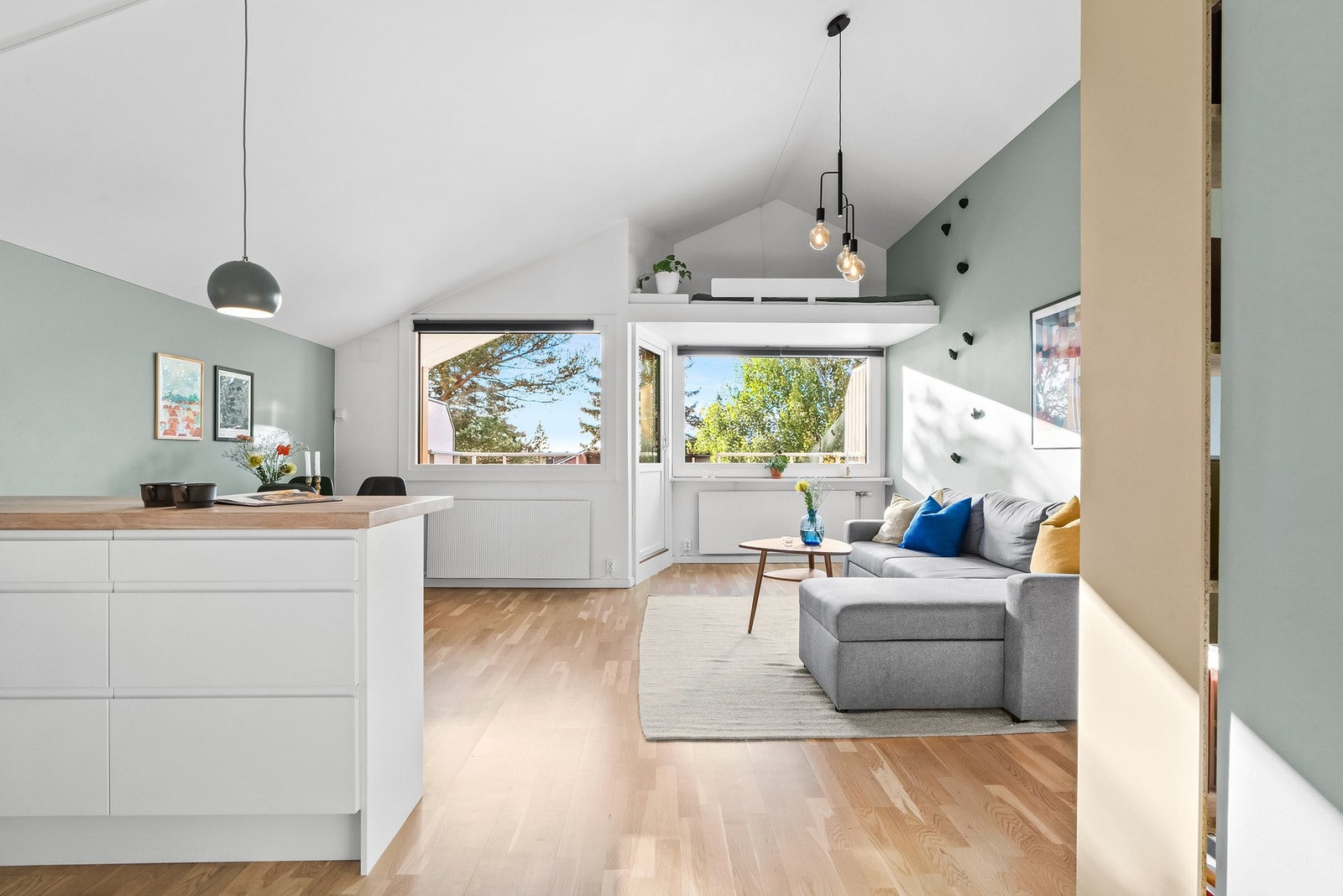 Legg merke til det flotte lyset fra de store vindusflatene. Galleribilde