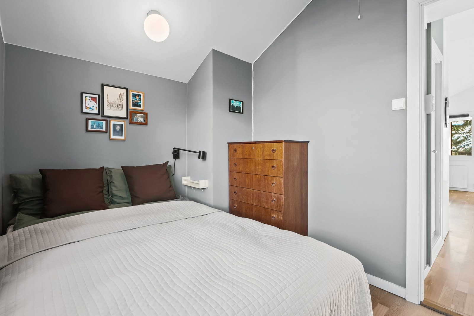 Romslig soverom med plass til dobbeltseng. Det er skyvedørsgarderobe på soverommet, og leiligheten har for øvrig lagringsplass i to disponible kjellerboder på tilsammen rundt 4,6 kvm. Galleribilde