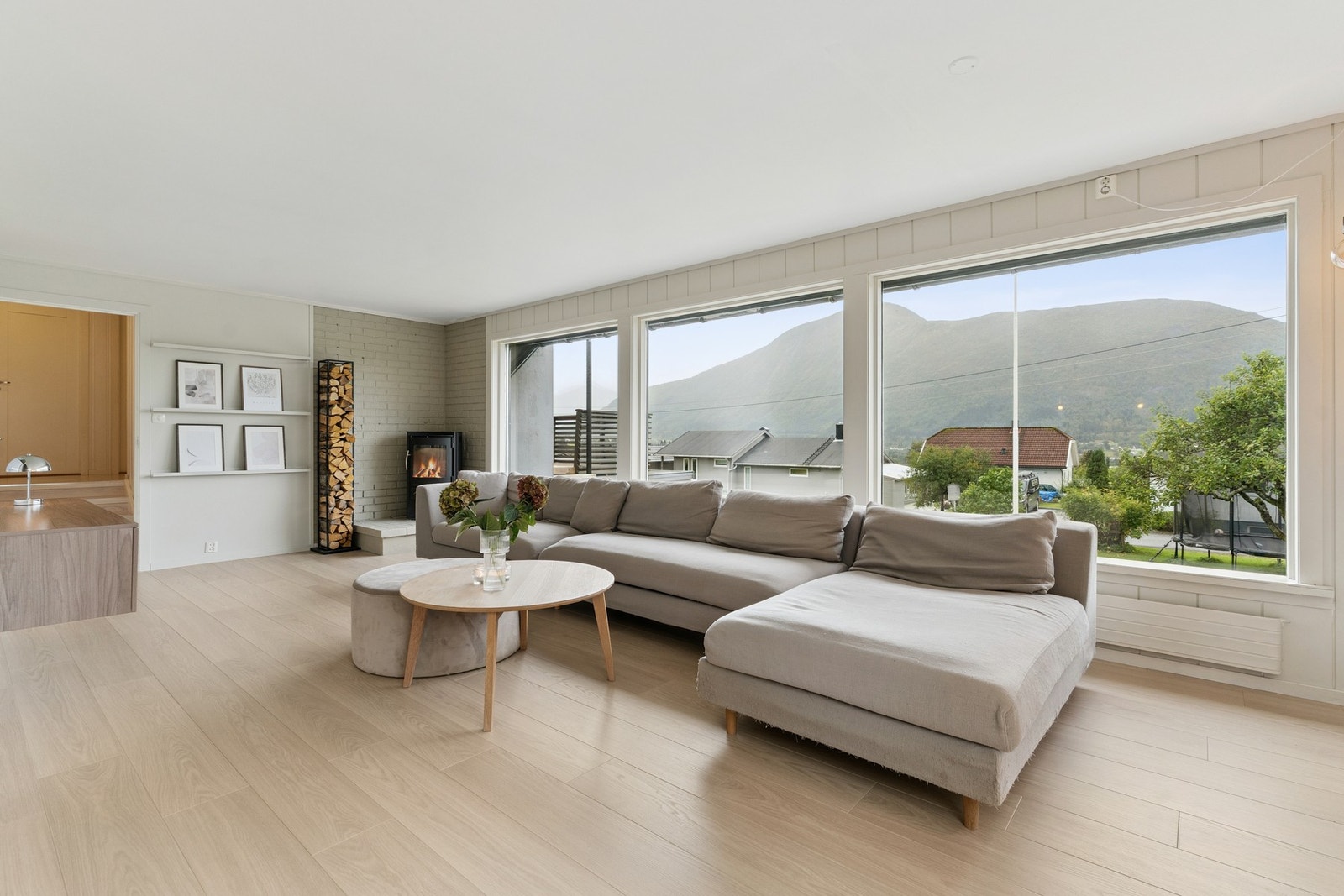 Store vindusflater som gir naturlig lysinnslipp Galleribilde