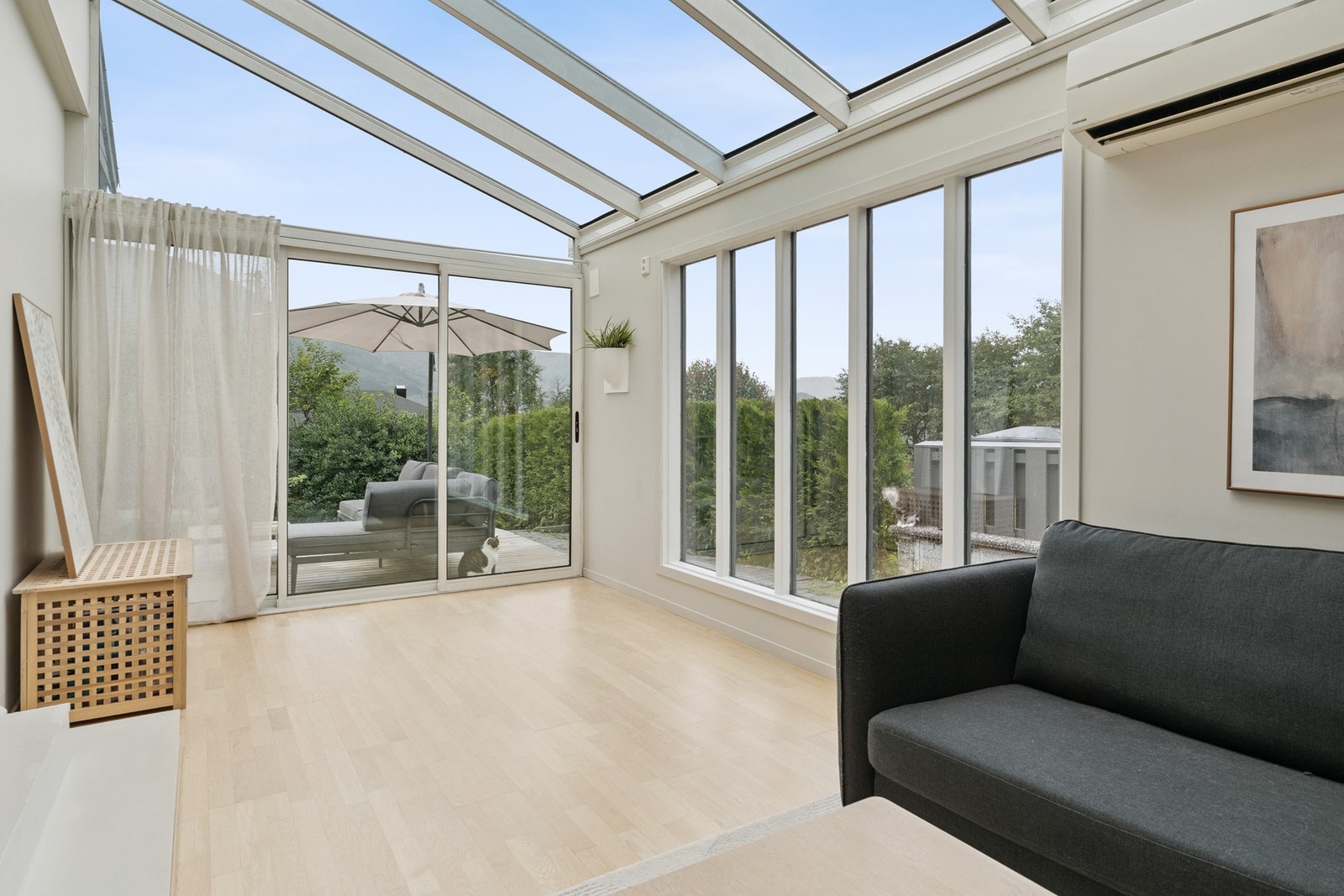 Takvinduene åpner opp rommet og gir mye naturlig lys Galleribilde