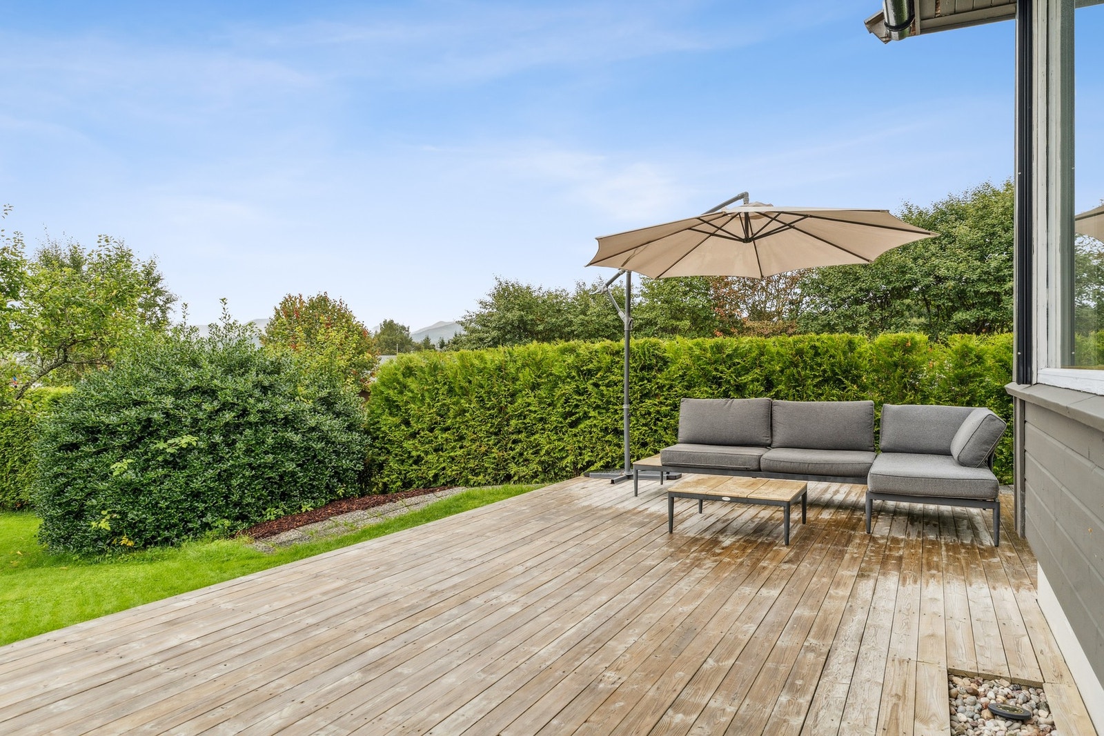 Romslig og solrik terrasse Galleribilde