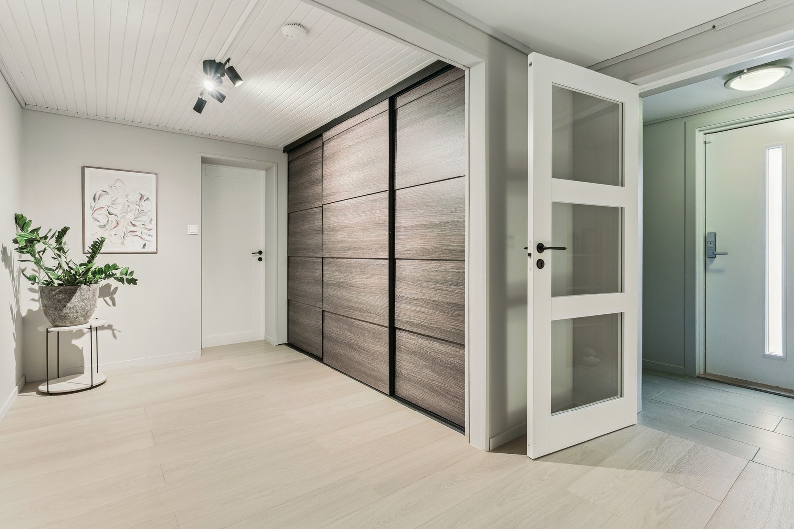 Gangen i u.etg er romslig og har gode oppbevaringsmuligheter Galleribilde