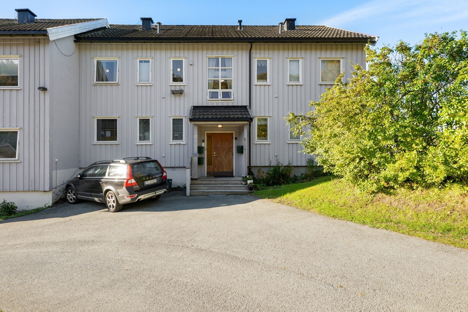 Leiligheten ligger i byggets første etasje og har enkel adkomst. Galleribilde