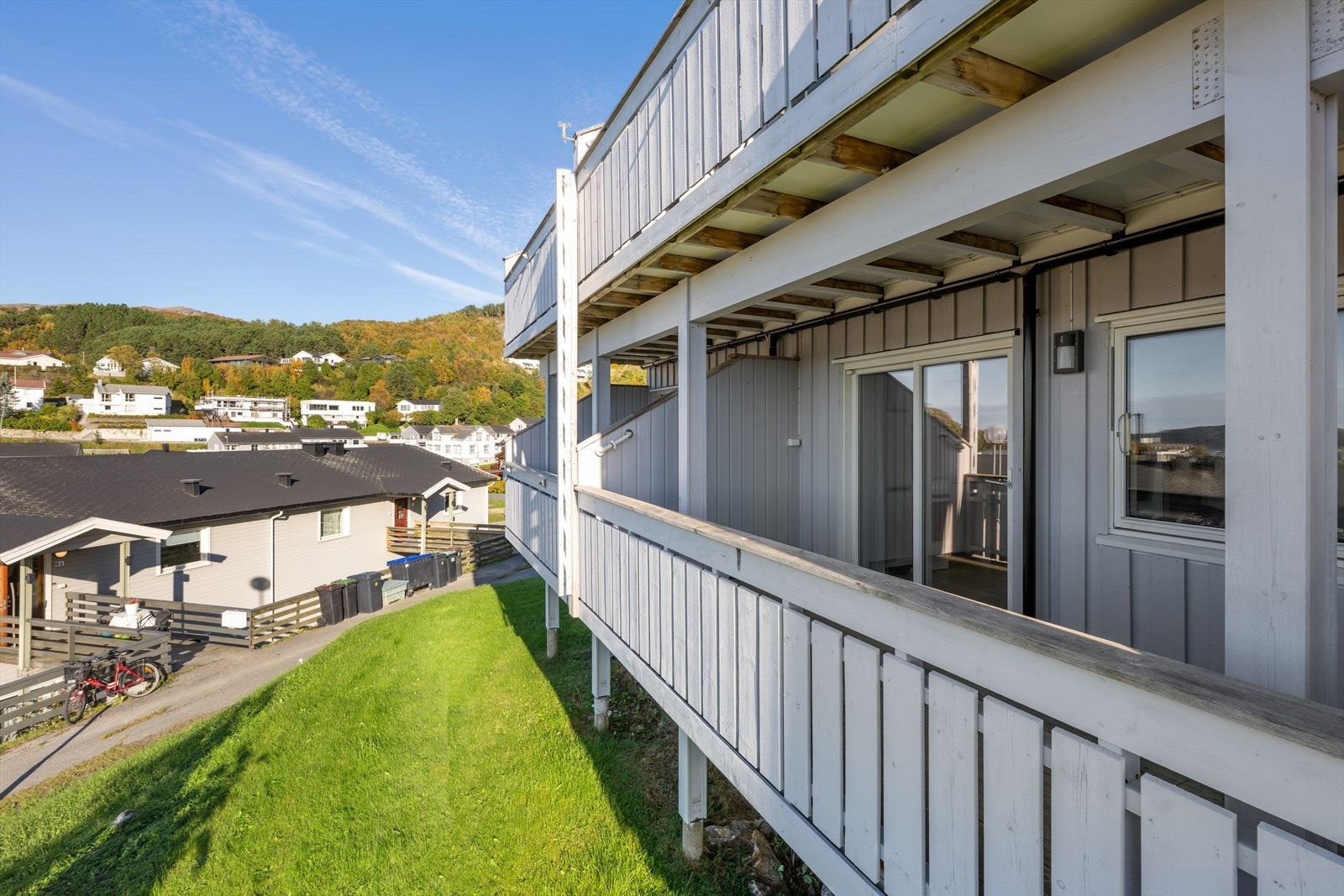 Balkongen måler ca. 11m2 og er overbygget. Galleribilde