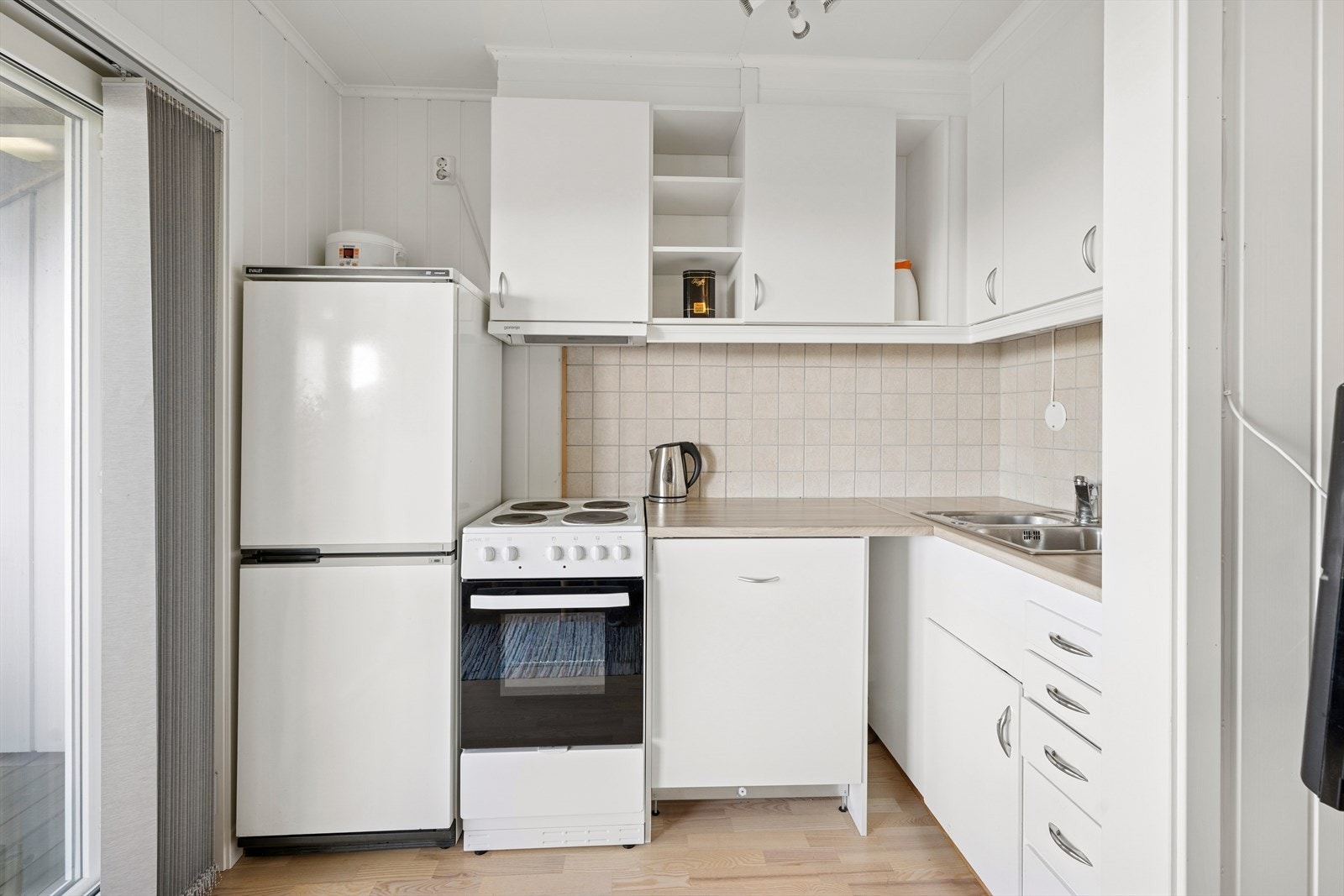 Kjøkkenet er lyst og tidløst. Galleribilde