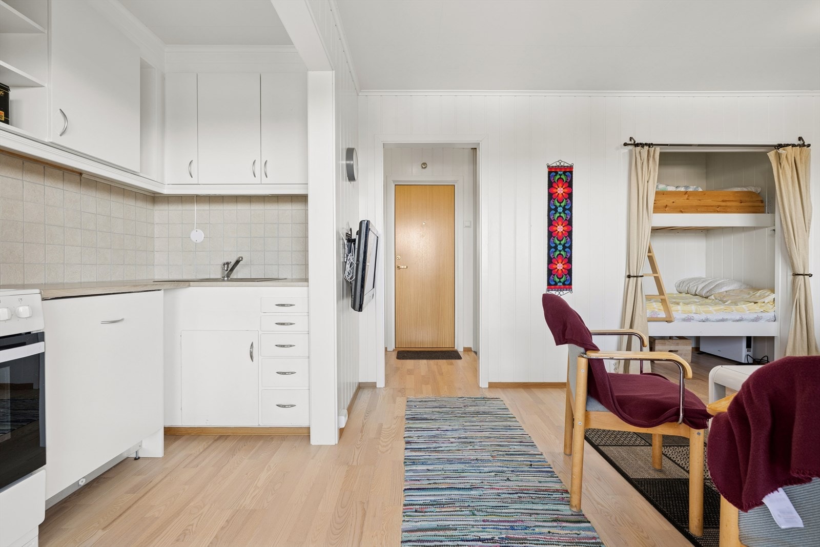 Plass for frittstående komfyr og kjøl/frys. Galleribilde