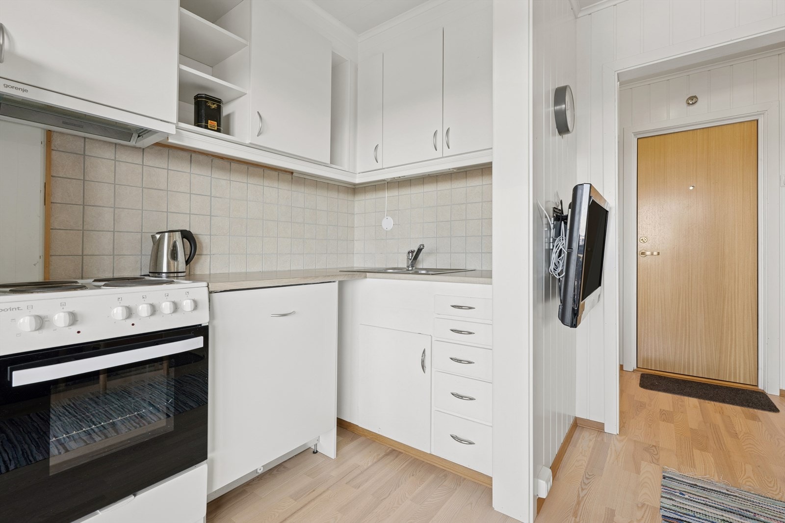 Her har en det som måtte være nødvendig av skap-, skuff- og benkeplass. Galleribilde