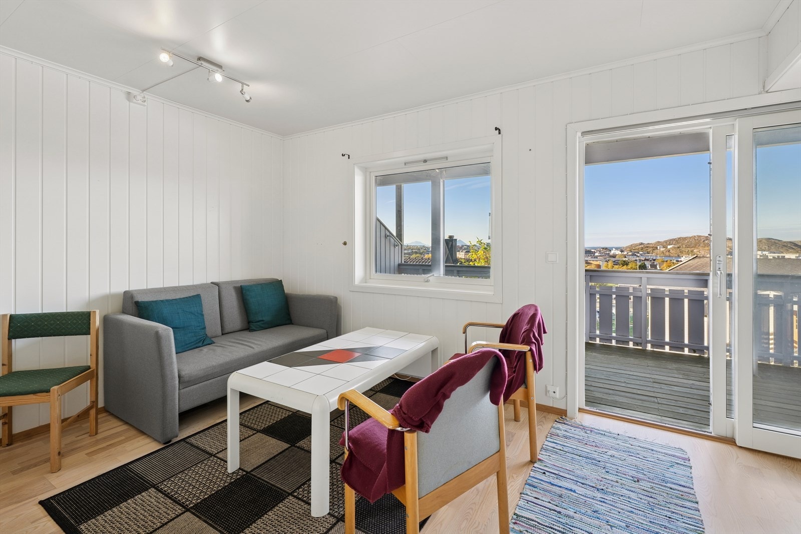 Vi beveger oss videre inn i en lys og koselig stue. Galleribilde