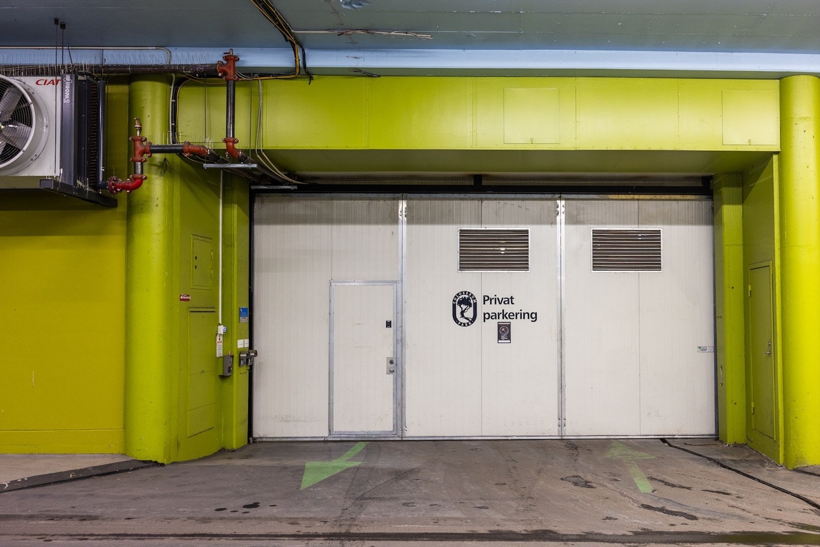 Den private delen har egen port med automatisk åpner til eierne Galleribilde