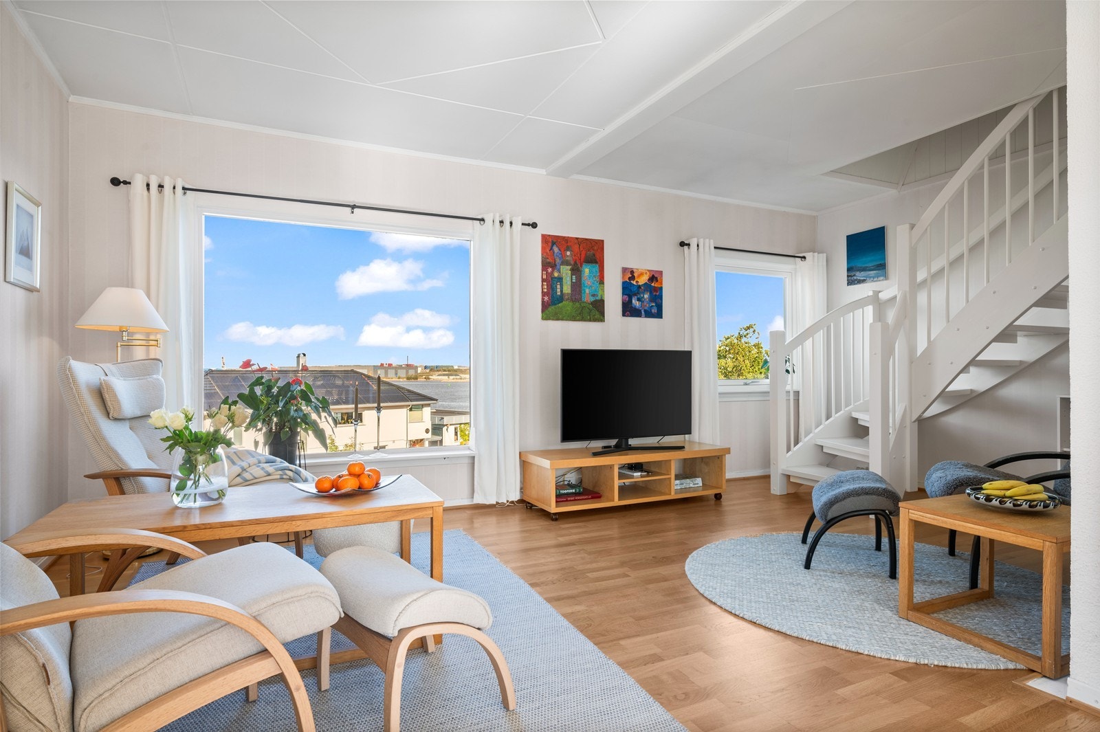 Flott utsikt til vannet, fra godstolen i hjørnet Galleribilde