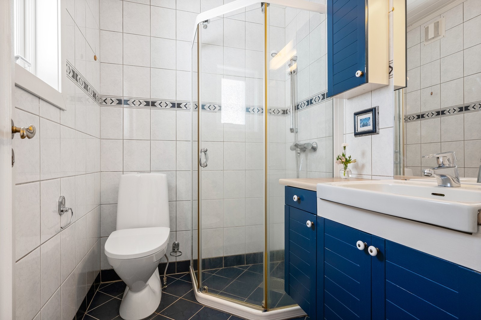 Flislagt bad i første etasje med varmekabler i gulv. Våtrommet har fått kommentarer i tilstandsrapporten og må oppgraderes for å tåle normal bruk etter dagens krav Galleribilde