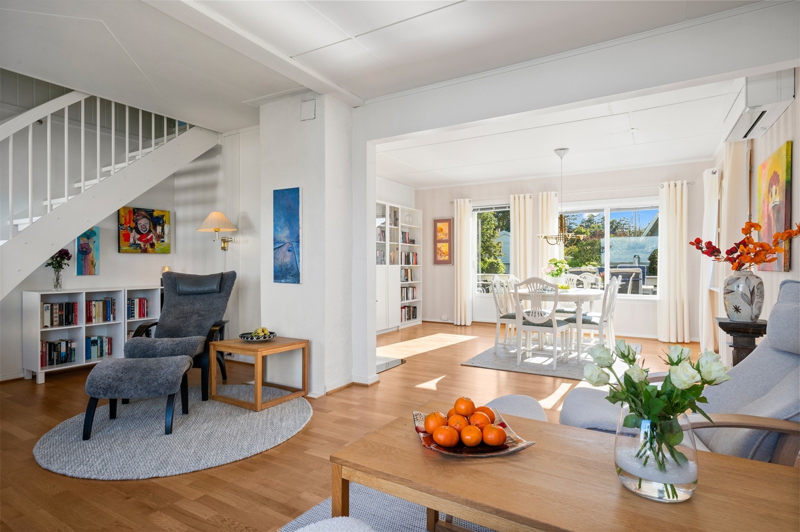 Fin flyt mellom stue og spisestue - Det ble åpnet opp og montert ny trapp til 2. etasje i 2020. Galleribilde