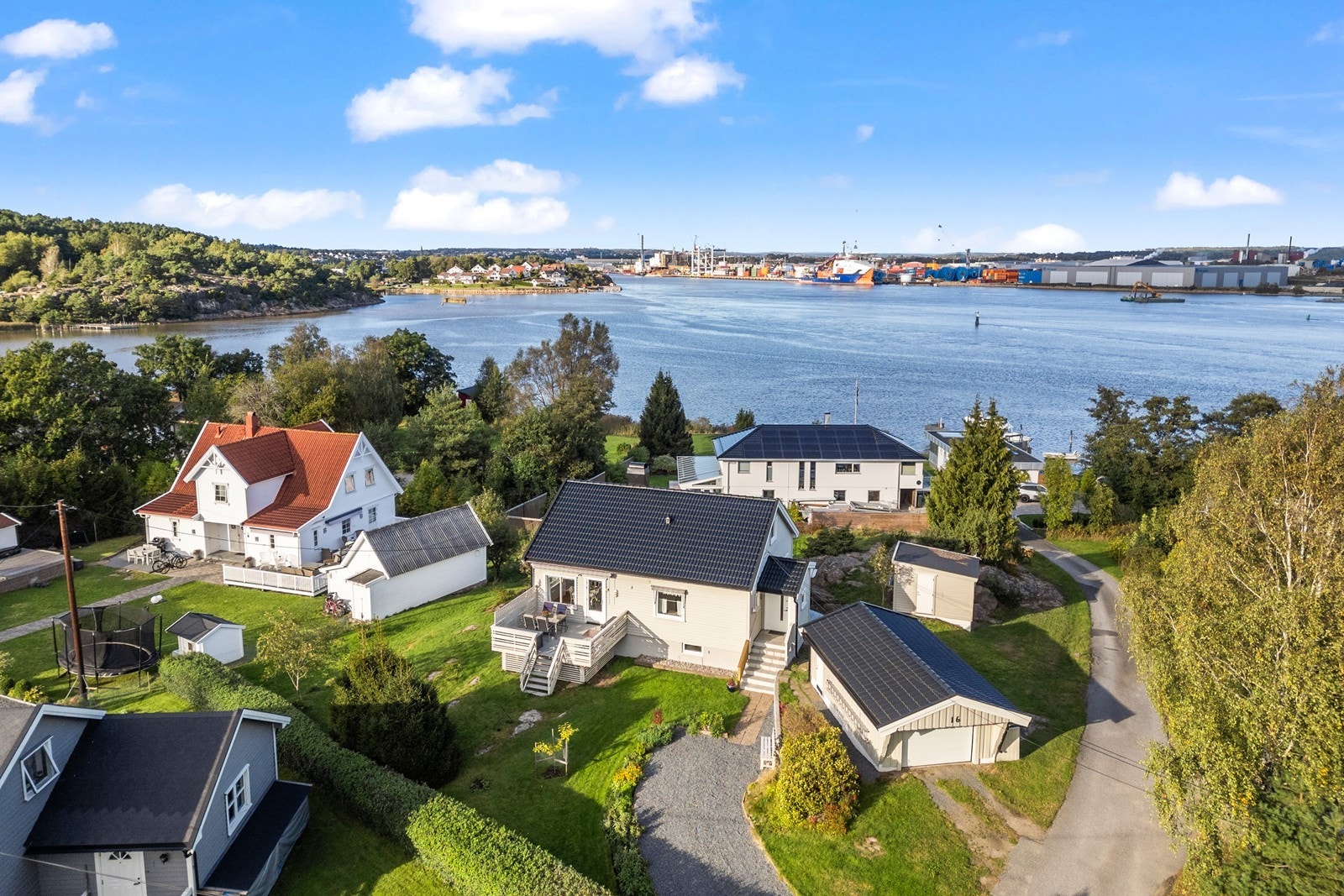 Velkommen til Alshusveien 16 - Koselig enebolig 70 meter fra vannet - Trygt bomiljø, på Kråkerøy! - Nytt tak med renner/beslag på hus og garasje i 2021 Galleribilde