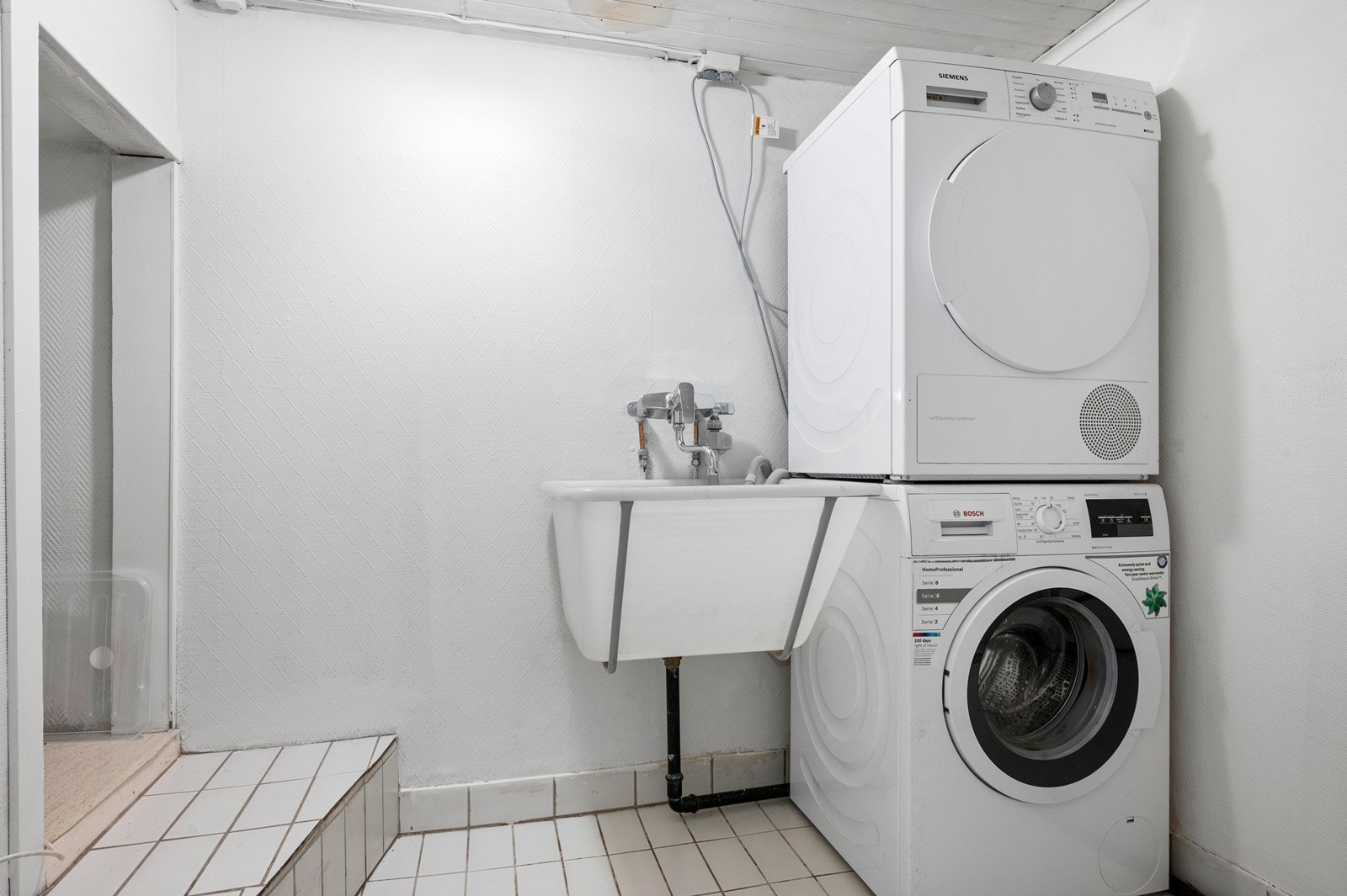 Vaskerommet i kjelleren har opplegg for vaskemaskin og skyllekum Galleribilde