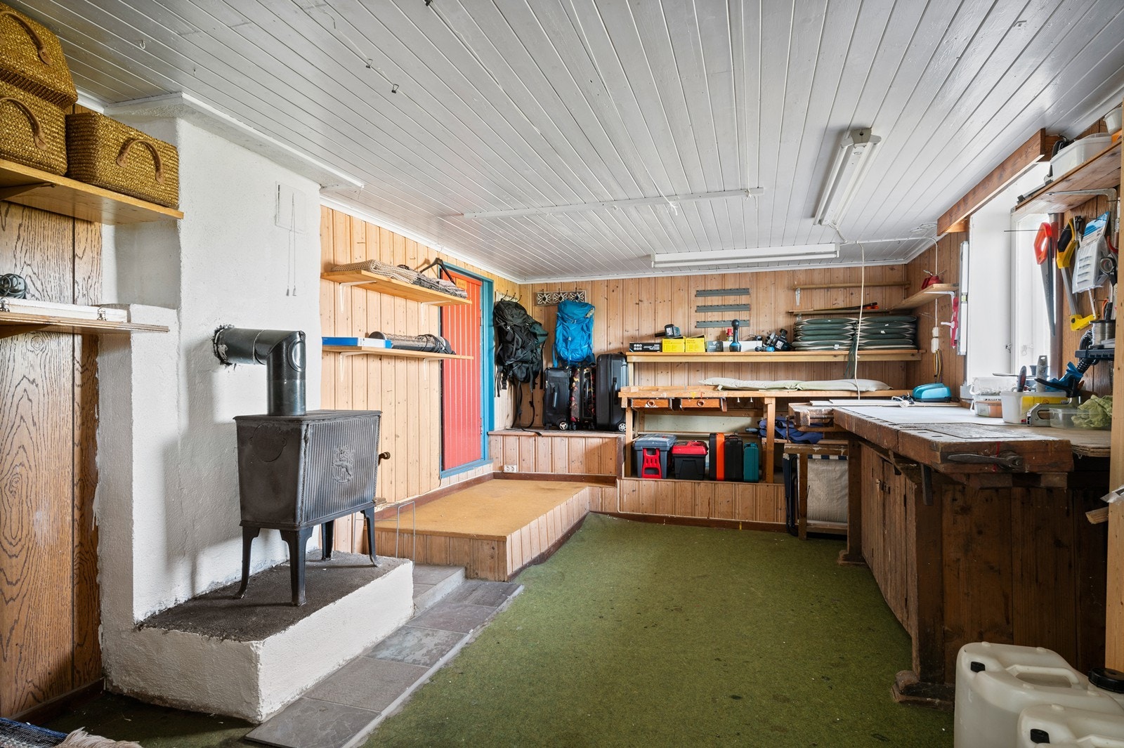 Bod i kjelleren- Det er en utgangsdør fra kjelleren og ut til terrenget på sjøsiden av huset Galleribilde