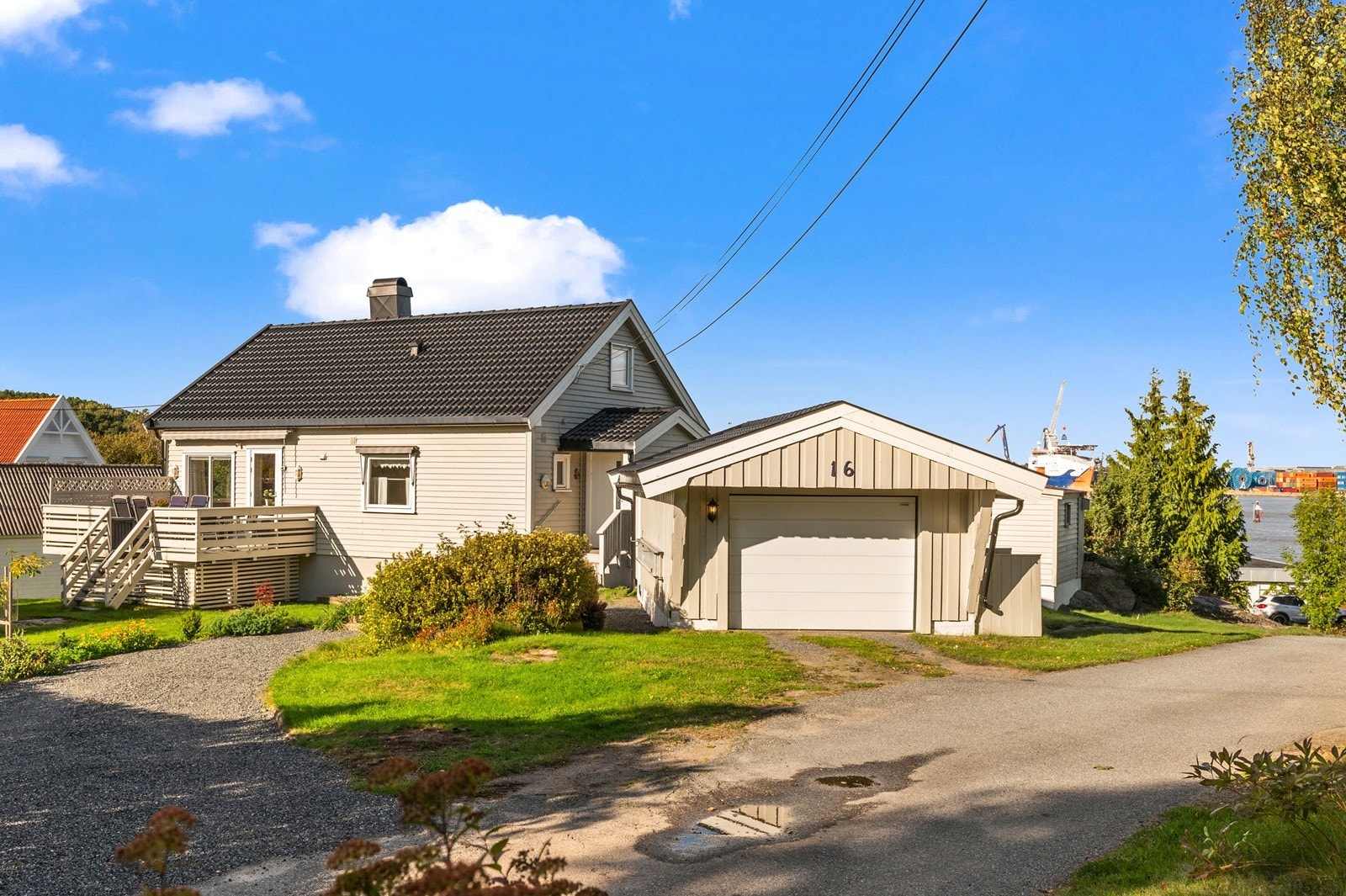 Garasje på ca. 25 kvm med el. portåpner - I bakgrunnen sees deler av Borg Havn, på Øra - Nytt tak med renner/beslag på hus og garasje i 2021 Galleribilde