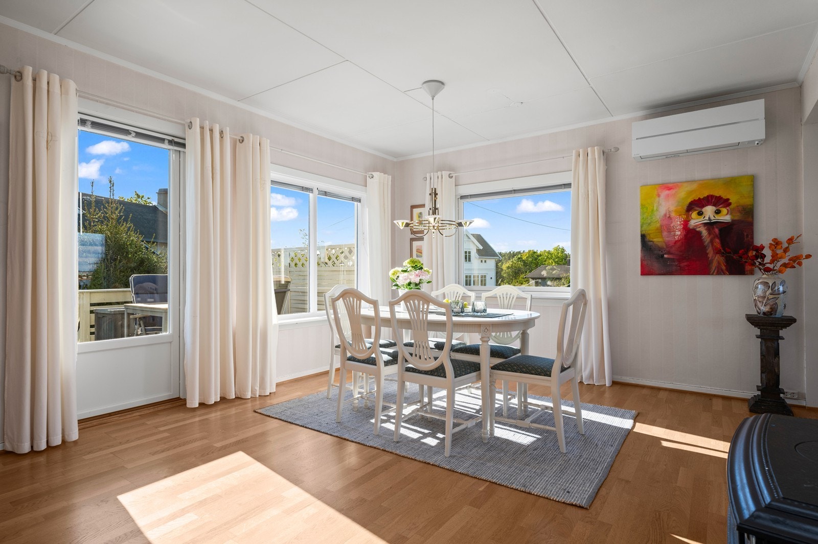 Her passer det fint med spisestue hvor det er godt med naturlig dagslys - Varmepumpe fra 2021 Galleribilde