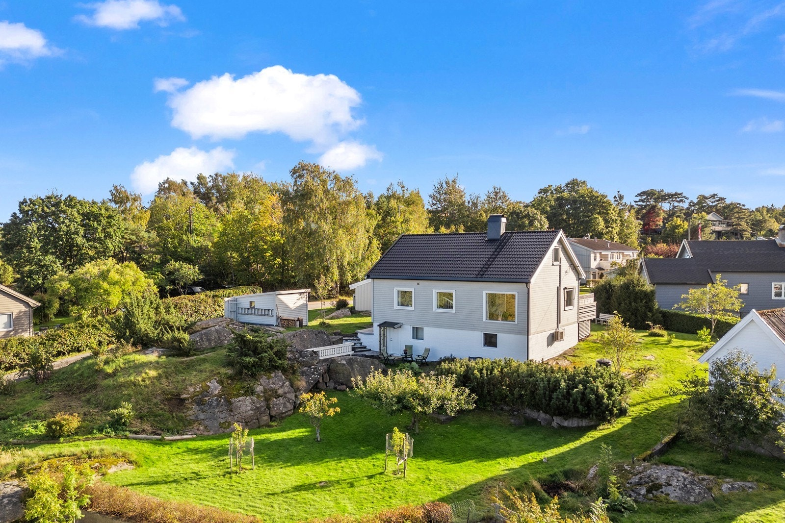 Stor tomt på 1,4 mål. Flott og usjenert beliggenhet - 750 meter til badestrand i Løytnantsbukta. Galleribilde