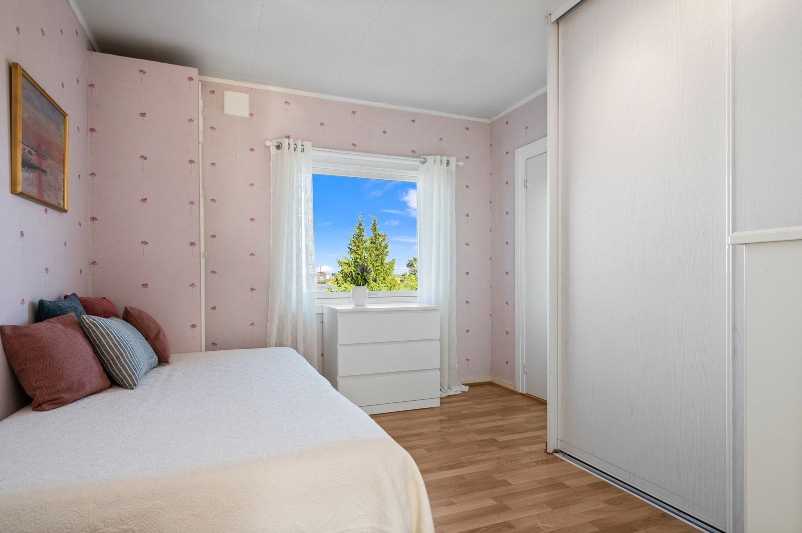 Det er ett soverom i første etasje (Det er et kott bak døren i hjørnet, der adkomsten opp til 2. etasje tidligere var) - Nytt vindu i 2022 Galleribilde