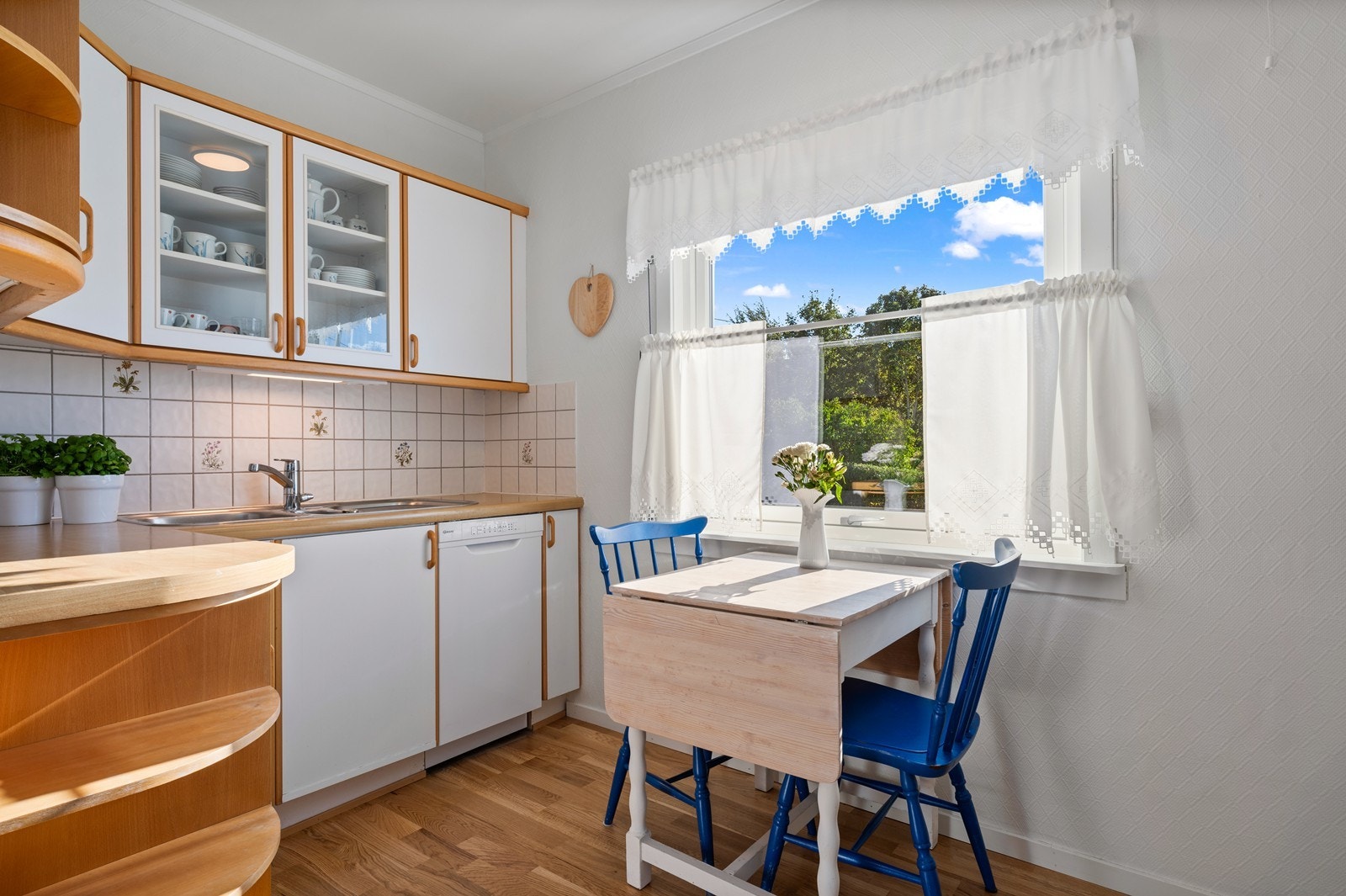 Her passer det med lite frokostbord foran vindu - Nytt vindu i 2022 Galleribilde