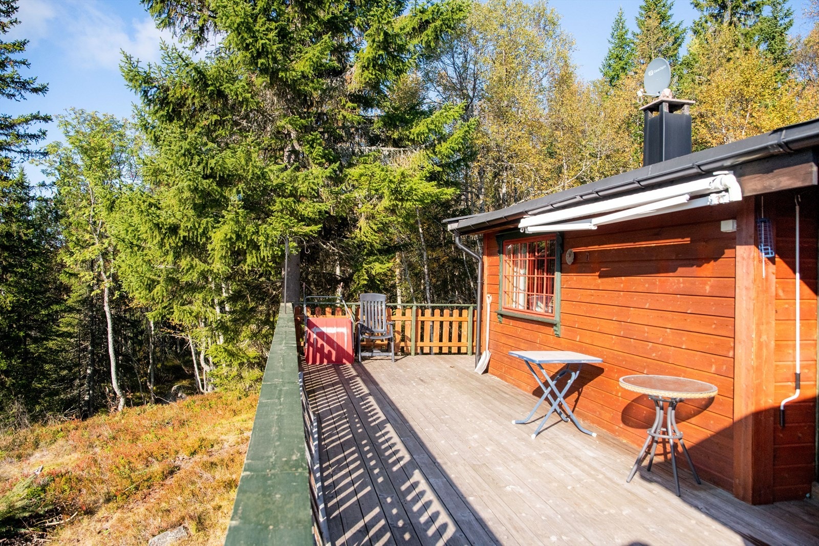 Romslig og solrik terrasse med tilliggende bodrom med god lagringsplass. Galleribilde