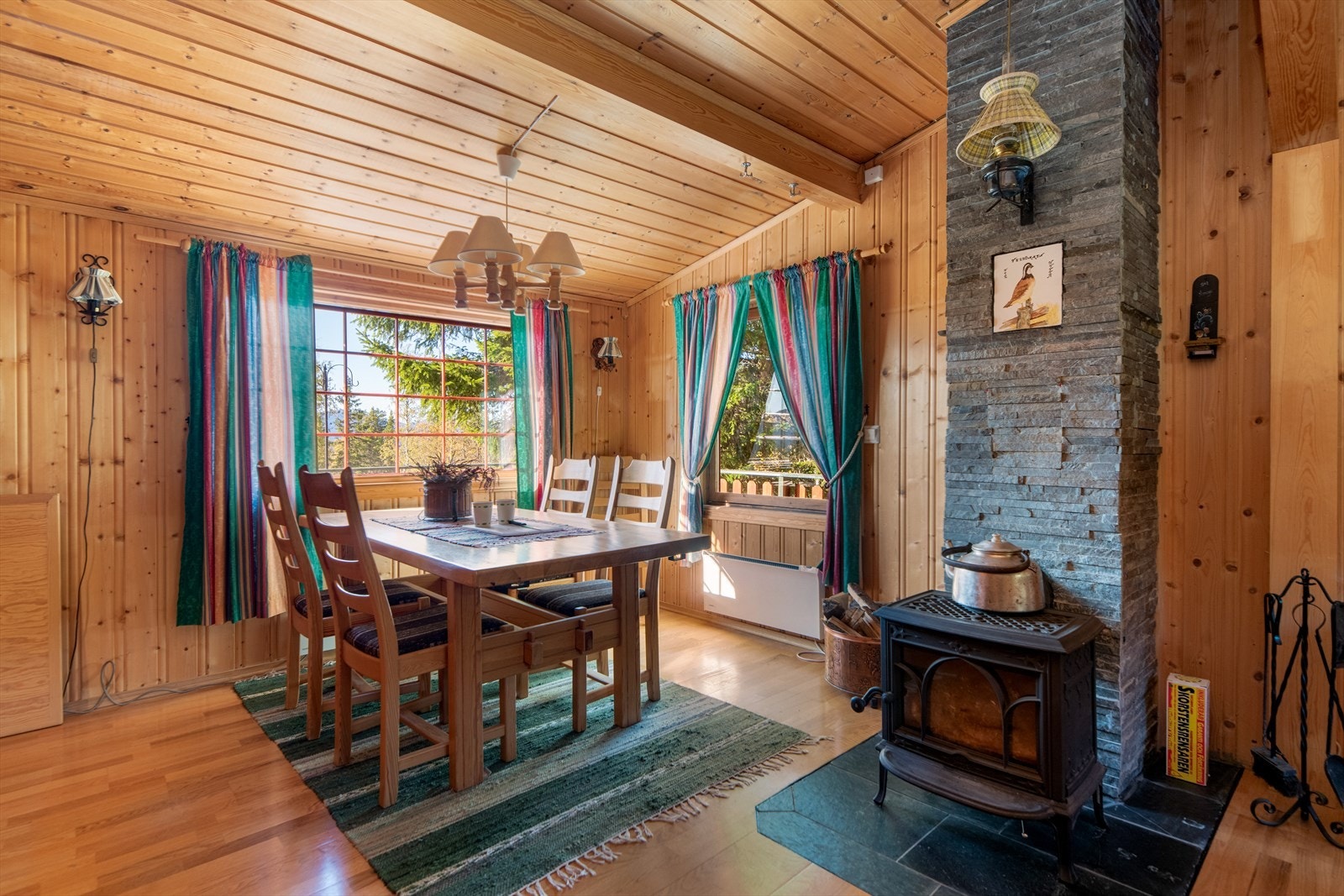 Stua har gode møbleringsmuligheter, med plass til sofagruppe, spisestue og annen mindre møblering. Galleribilde