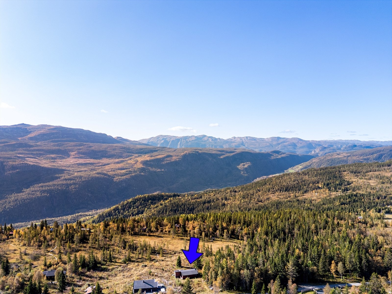 Hyttas beliggenhet må kunne sies å være et særdeles flott sted for deg som setter pris å bruke naturen til rekreasjon, og ligger "midt i naturopplevelsene" Galleribilde