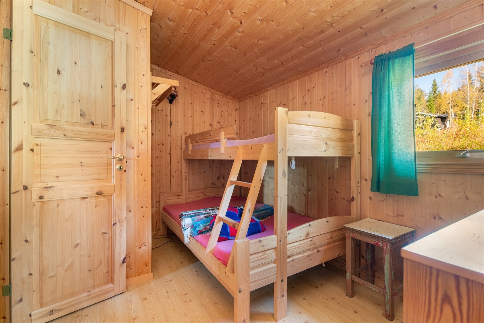 På et av de andre soverommene er det familiekøye, så hytta har godt med sengeplasser. Galleribilde